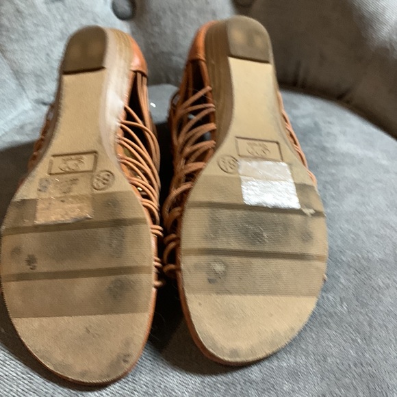 SM New York beige flat sandal. Size 8.5 - Picture 4 of 5